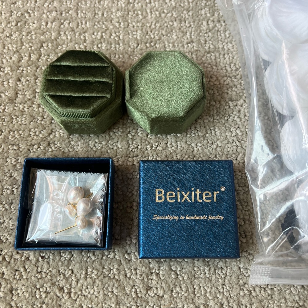 Beixiter Pearl Stud Earrings, Green Velvet Box, white rose petals (bundle)